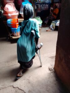Handicapé physique entrain de mendier au marché de Daloa