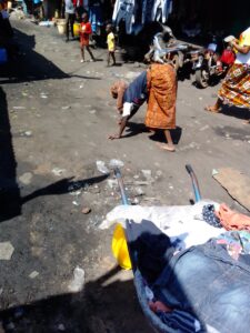 Une handicapée lépreuse qui marche à 4 pattes entrain de mendier dans la ville de Daloa.